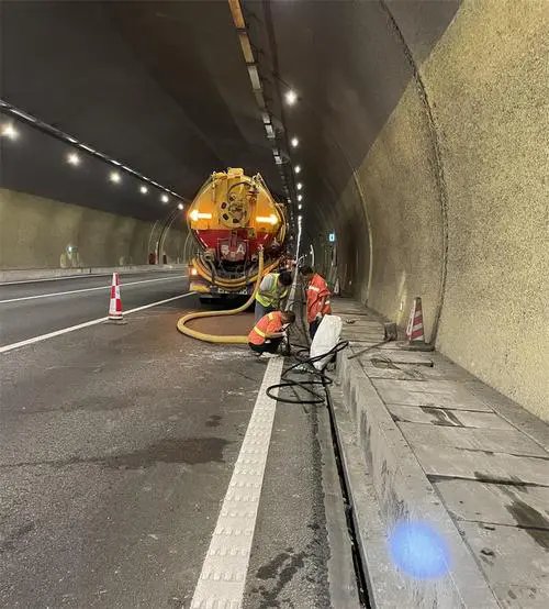 望牛墩镇隧道排水渠清淤